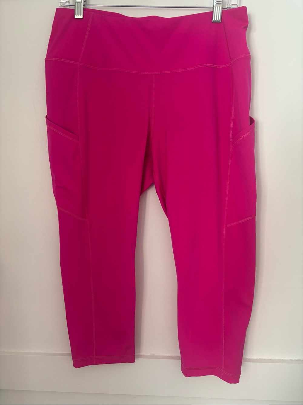torrid Bright Fuchsia Capri Leggings with Side Pockets size 1